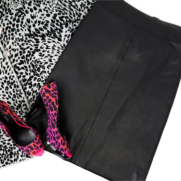 BCBGMaxAzria 100% Leather Pencil Skirt Black SIZE 2, Raw Hem, Lined, Zip Close - Picture 1 of 6